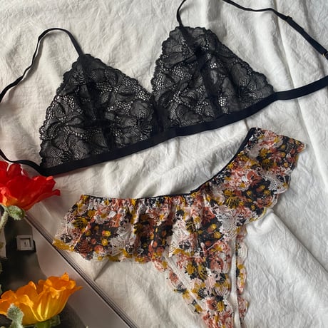 black bralette × flower print Tshort【T-0447】