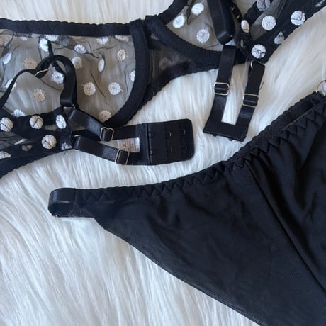 polka dots black × white