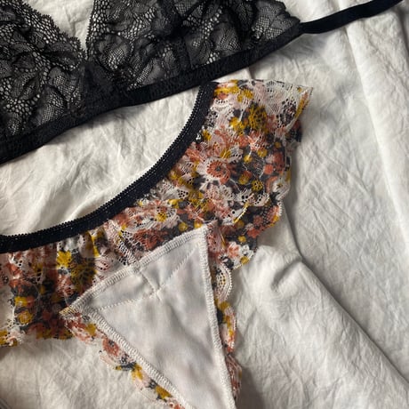 black bralette × flower print Tshort【T-0447】