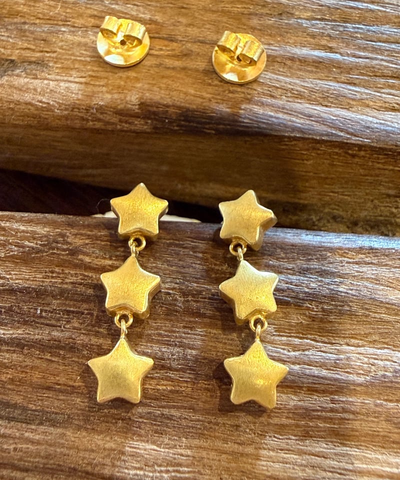 Hima ヒマ 22Kgold トリプルスター⭐️ 3連ピアス | hima Hima ヒマ 22Kgold トリプルスター⭐️ 3連ピアス | hima