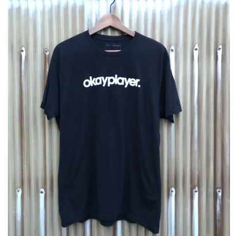 okayplayer. 🔉 Tee Size-L