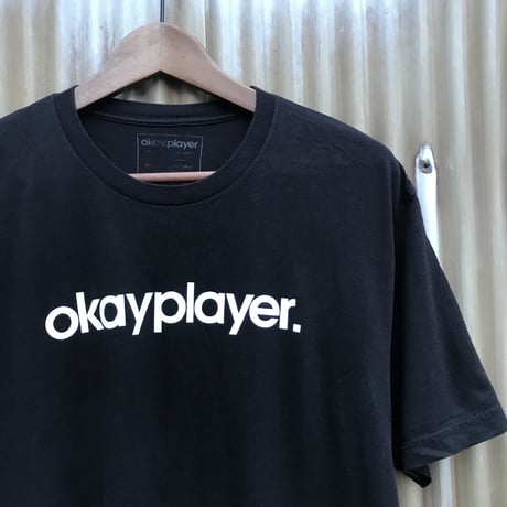 okayplayer. 🔉 Tee Size-L