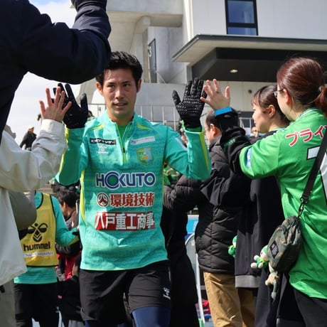 5.24 栃木SC 戦 ピッチ内アップ時選手とハイタッチ