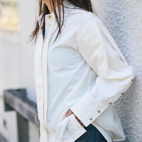 【 jesh 予約】 Metal button pleated blouse / Ecru -2026年9月～11月発送予定-