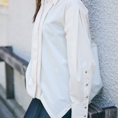 【 jesh 予約】 Metal button pleated blouse / Ecru -2026年9月～11月発送予定-