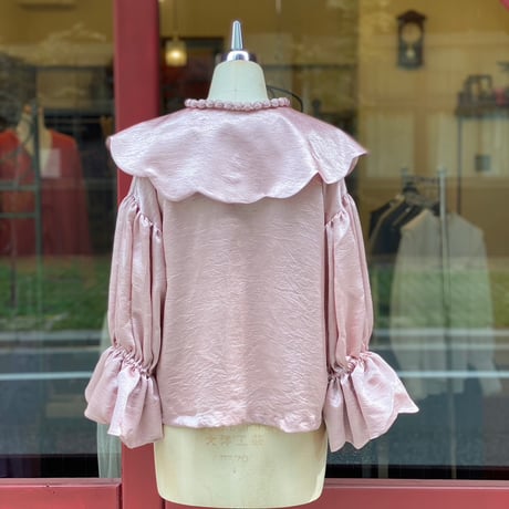 【 natsumi osawa 】 satin pearl scalloped blouse (ブラウス)