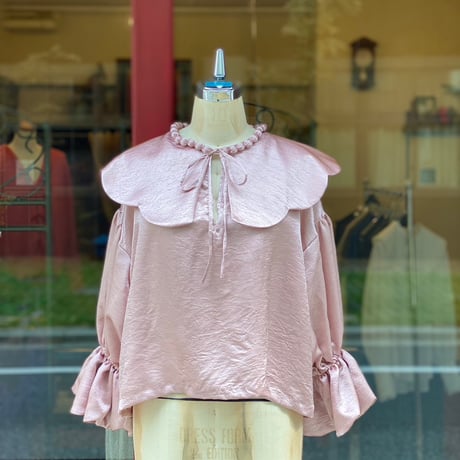 【 natsumi osawa 】 satin pearl scalloped blouse (ブラウス)