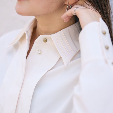【 jesh 予約】 Metal button pleated blouse / Ecru -2026年9月～11月発送予定-