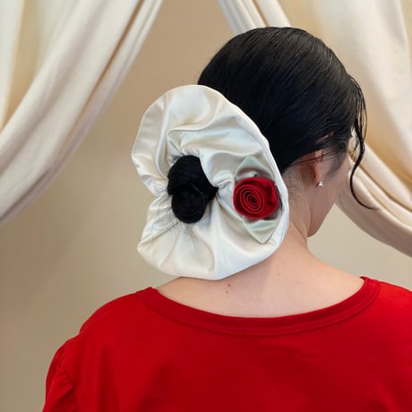【 Kanako Tamura 予約 】 Satin Rose Scrunchie（シュシュ）-2026年9月発送予定-