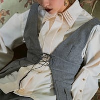【 jesh 予約】 Metal button pleated blouse / Ecru -2026年9月～11月発送予定-