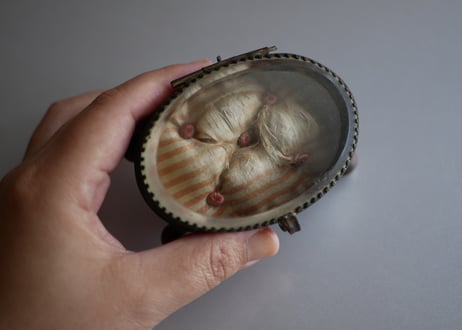 オーバル　ガラスのジュエリーケース　ストライプのクッション　フランスアンティーク