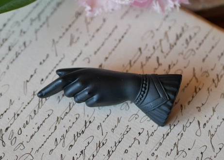 victorian brooch, Pointed finger