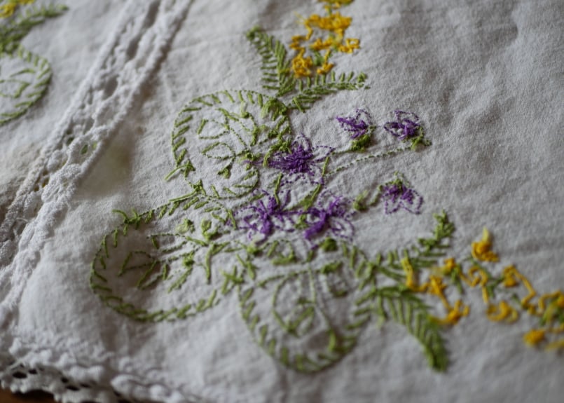 アンティークテーブルクロスミモザ刺繍
