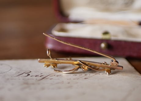 K9 seed pearl   SWALLOW  brooch