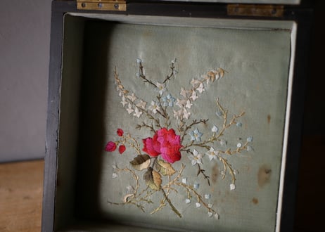 玉杢模様　ジュエリーボックス　シルクの花刺繍　ジュエリーボックス　フランスアンティーク　アンティークボックス　ブロカントのある暮らし