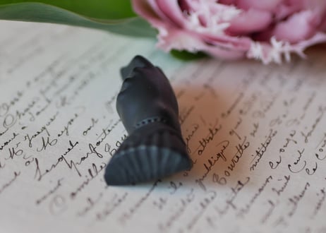 victorian brooch, Pointed finger