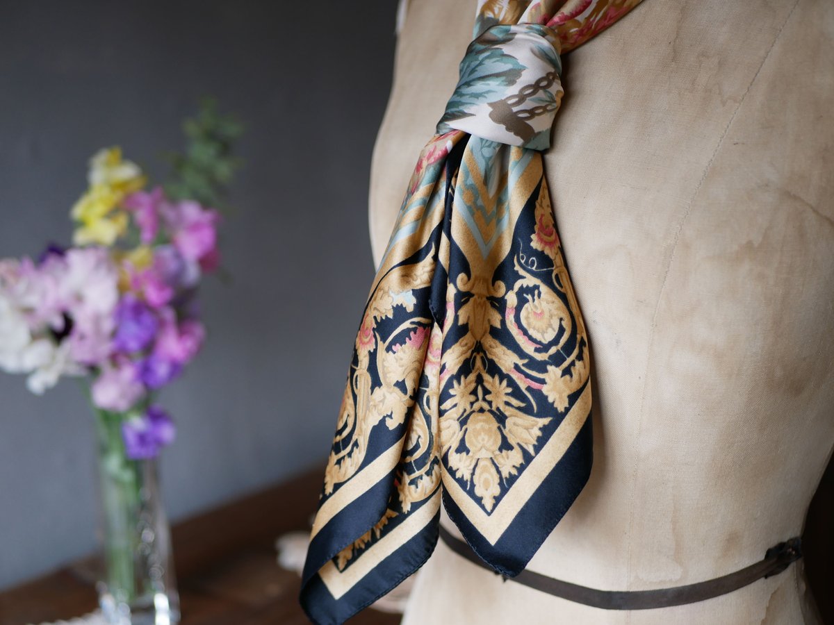 Gigi Fashion COMO ITALY スカーフ　ビンテージ　花柄　人気 Gigi Fashion COMO ITALY スカーフ ビンテージ 花柄 人気 - メルカリ