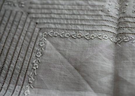 素敵な手刺繍　ハンカチ　フランスアンティーク　アンティークのある暮らし