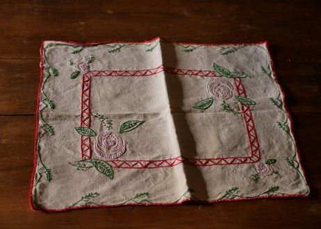 フランスアンティーク　手仕事　バラの手刺繍　クロス　ドイリー