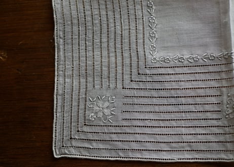素敵な手刺繍　ハンカチ　フランスアンティーク　no.2