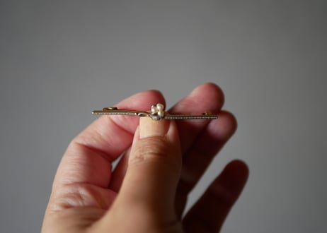 バーブローチ　白い花　フランスアンティーク　アンティークアクセサリー