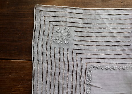 素敵な手刺繍　ハンカチ　フランスアンティーク　アンティークのある暮らし