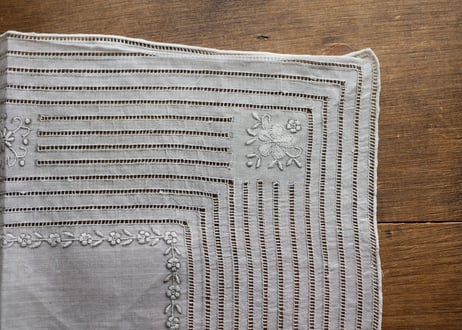素敵な手刺繍　ハンカチ　フランスアンティーク　アンティークのある暮らし
