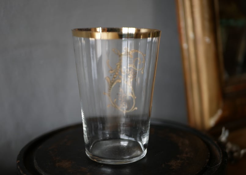 モノグラムの薄いガラスコップ フランスアンティーク ブロカントのある