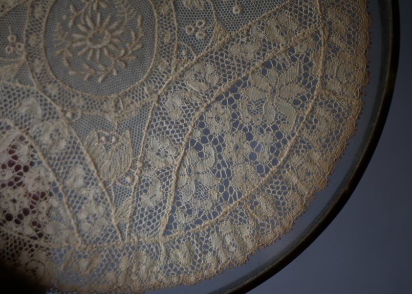 クロッシェレース ガラスのドレッシングトレイ フランスアンティーク