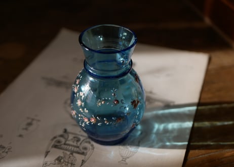 ブルーガラスの器　小花柄　エナメル絵付け　エマイユ　フランスアンティーク　アンティークのある暮らし
