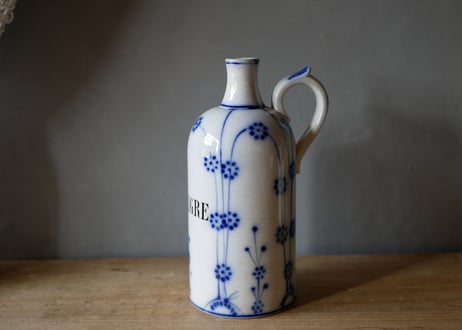淡いブルーの小花柄　VINAIGRE　陶器のボトル　フランスアンティーク　ブロカントのある暮らし