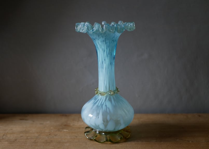 フランスアンティーク オパリンガラス クリシー フリルの花瓶 花器 フランスアンティーク オパリンガラス クリシー フリルの花瓶 花器
