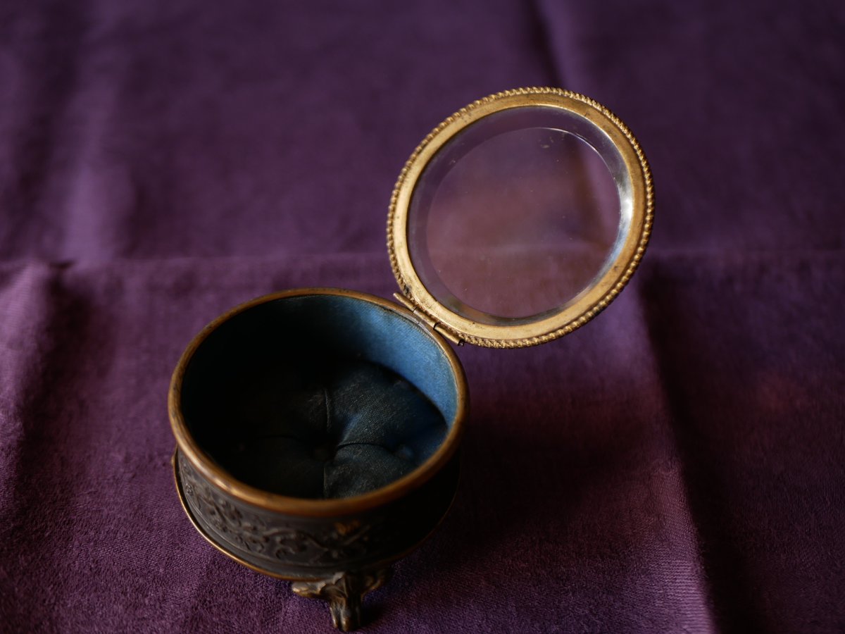 フランスアンティーク 手彫り装飾 円形ボックス 丸い形 面取りガラスのジュエリーボックス フランスアンティーク