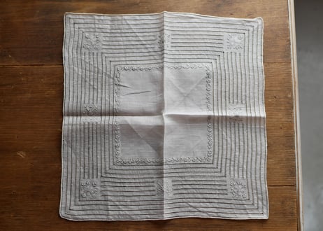 素敵な手刺繍　ハンカチ　フランスアンティーク　アンティークのある暮らし