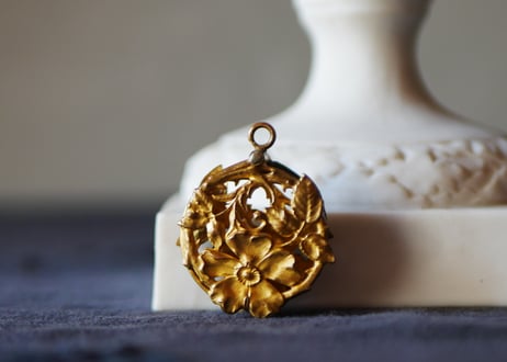透かし細工の花　アンティークチャーム　ペンダントトップ　フランスアンティーク　アンティークのある暮らし