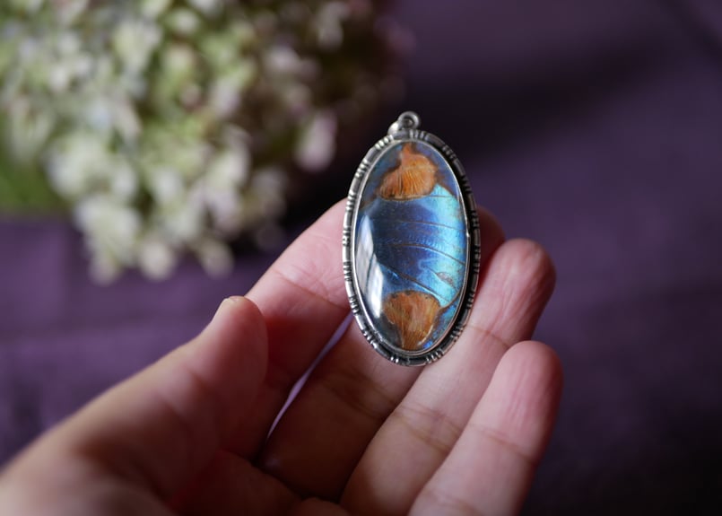 英国ヴィンテージ モルフォ蝶の翅のダイヤ型ペンダントトップ