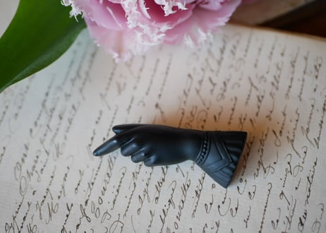 victorian brooch, Pointed finger