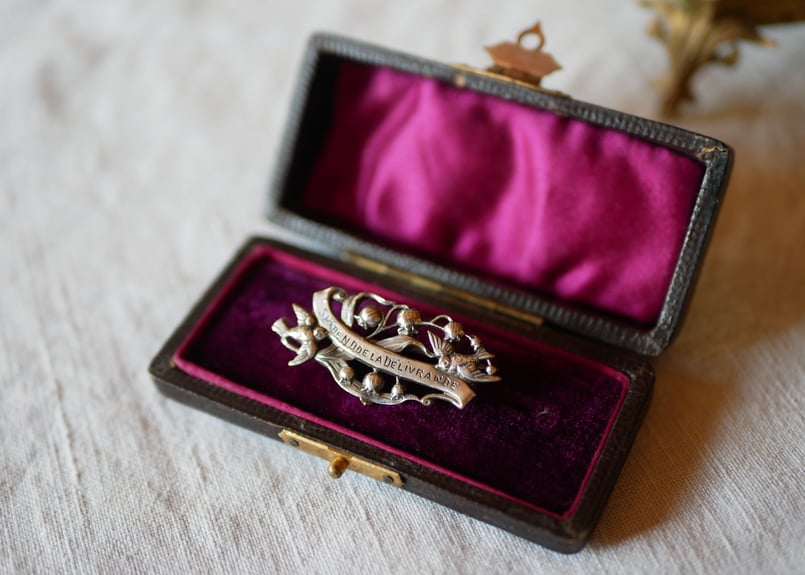 燕と鈴蘭のブローチ フランスアンティーク ツバメ すずらん | mamantique