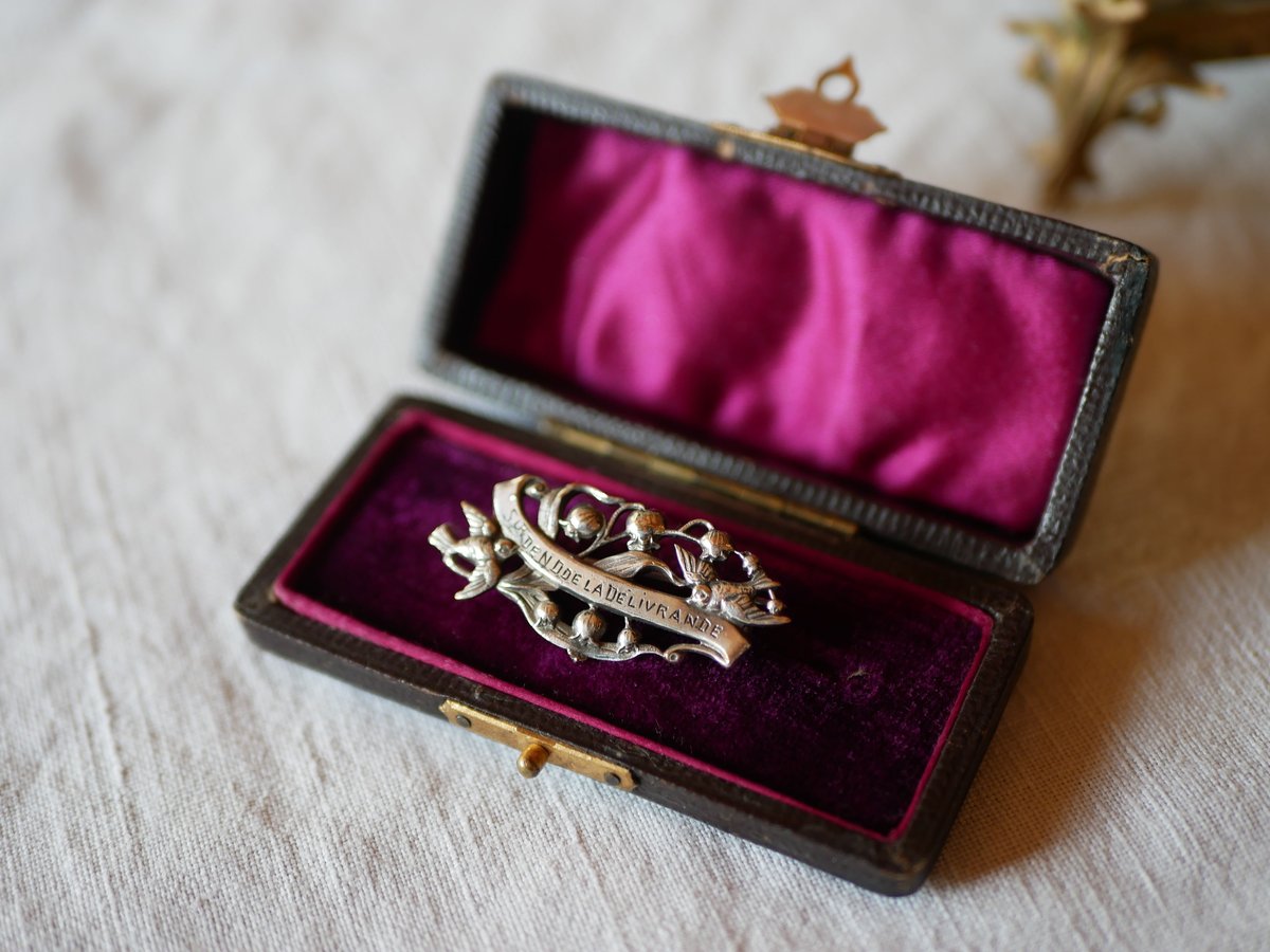 燕と鈴蘭のブローチ フランスアンティーク ツバメ すずらん | mamantique