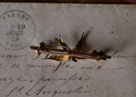 K9 seed pearl   SWALLOW  brooch