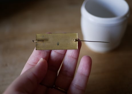 トリコロールの鳥たち　ブローチ　ヴィンテージブローチ　フランス　ブロカントのある暮らし