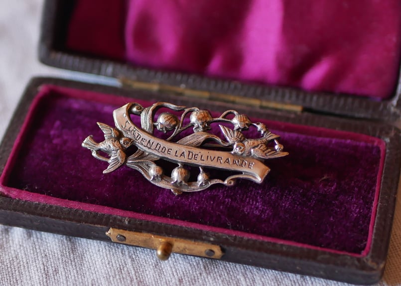 燕と鈴蘭のブローチ フランスアンティーク ツバメ すずらん | mamantique