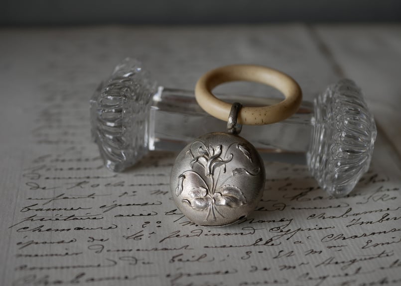 可憐なベビーラトル フランスアンティーク 純銀 がらがら ブロカントの