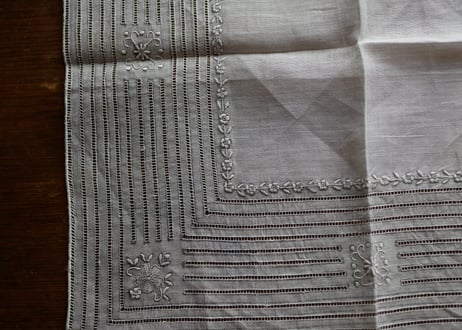 素敵な手刺繍　ハンカチ　フランスアンティーク　アンティークのある暮らし