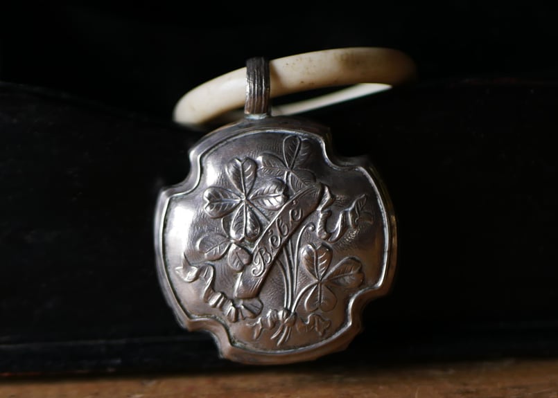 シルバーラトル 四つ葉 ベビーラトル 純銀 がらがら フランス