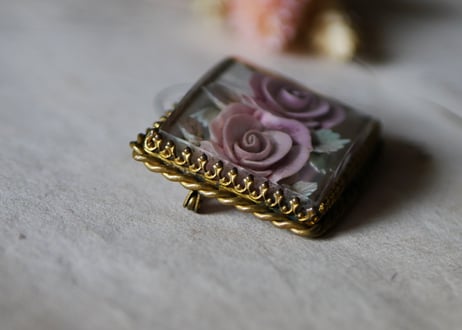 ローズ　lucite Brooch　ルーサイトブローチ　フランスヴィンテージ　ブロカント