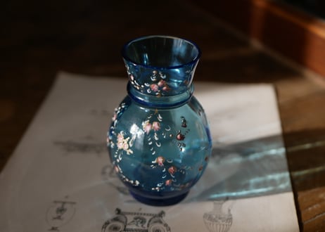 ブルーガラスの器　小花柄　エナメル絵付け　エマイユ　フランスアンティーク　アンティークのある暮らし