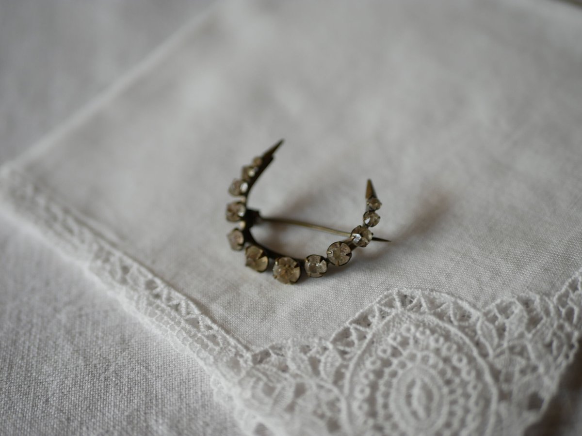 【たいへん希少美品☆彡】 アンティークブローチ ペーストガラス フランス 英国 細かな細工のヴィクトリアンガラスブローチ（直径4.5cm