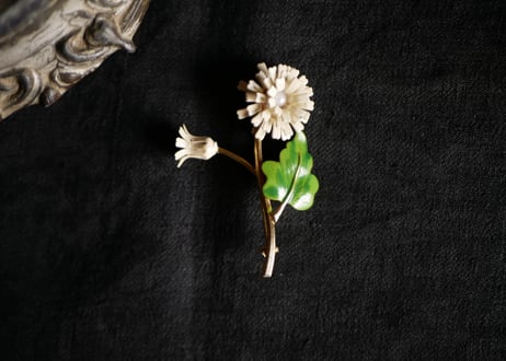 白い花　ヴィンテージブローチ　ブロカントのある暮らし