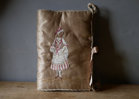 シルクのハンキーケース　手刺繡　フランスアンティーク　ブロカントのある暮らし